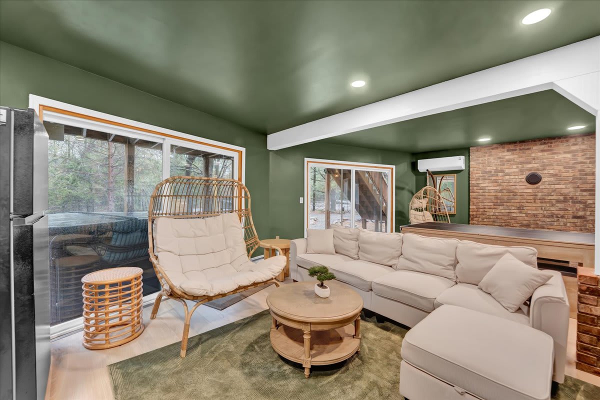 Pine Vaulted Chalet | HotTub | Firepit | BBQ Grill