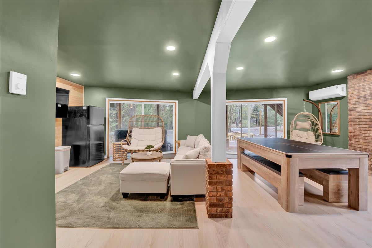 Pine Vaulted Chalet | HotTub | Firepit | BBQ Grill