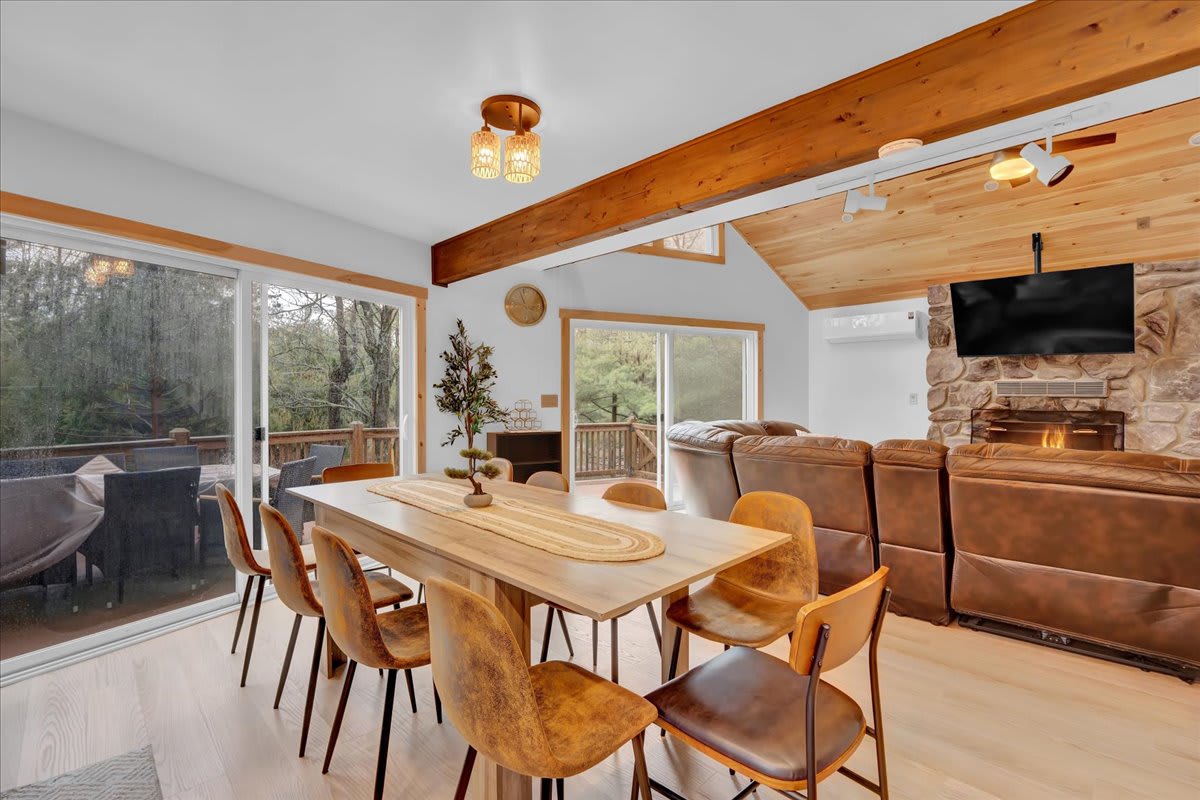 Pine Vaulted Chalet | HotTub | Firepit | BBQ Grill