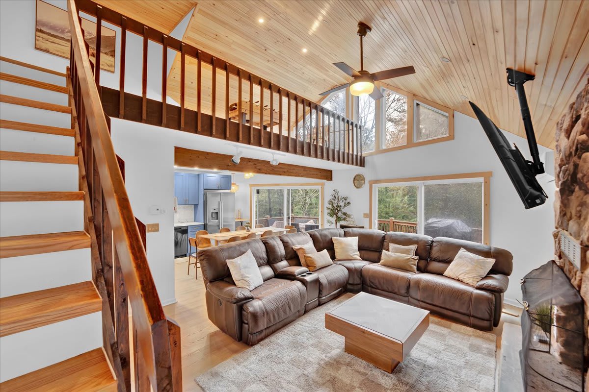 Pine Vaulted Chalet | HotTub | Firepit | BBQ Grill — Lake Harmony, PA — vacation rental