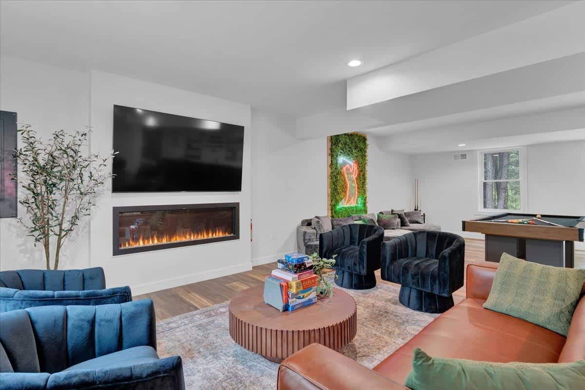 Modern Spacious Chalet | Hot Tub | Firepit | Games