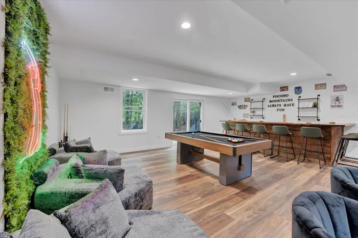 Modern Spacious Chalet | Hot Tub | Firepit | Games