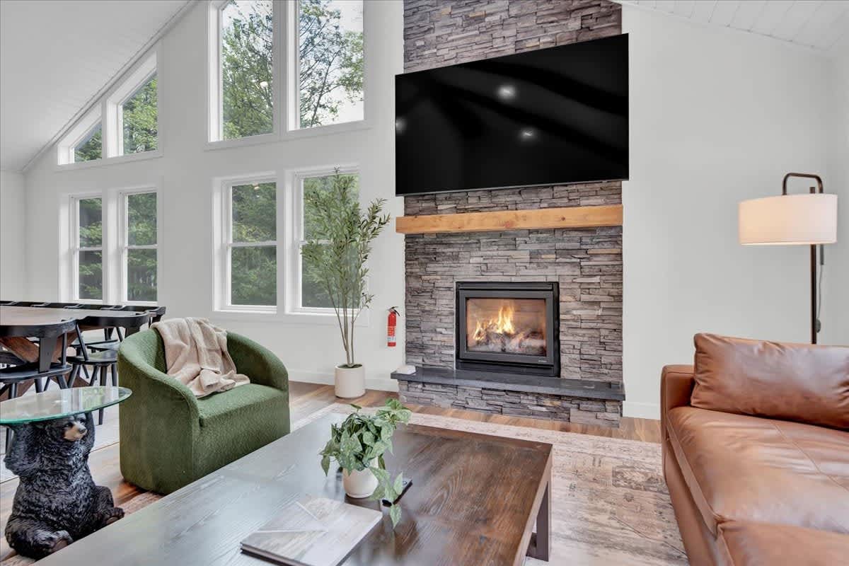 Modern Spacious Chalet | Hot Tub | Firepit | Games