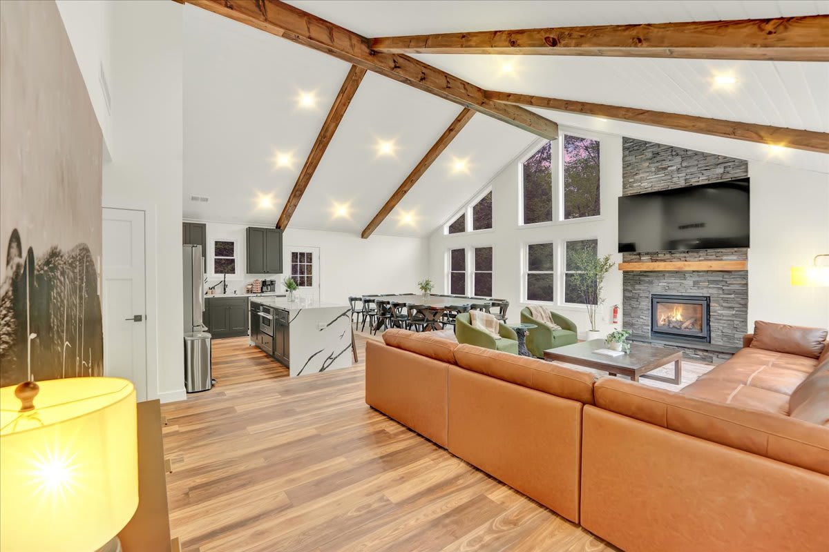 Modern Spacious Chalet | Hot Tub | Firepit | Games