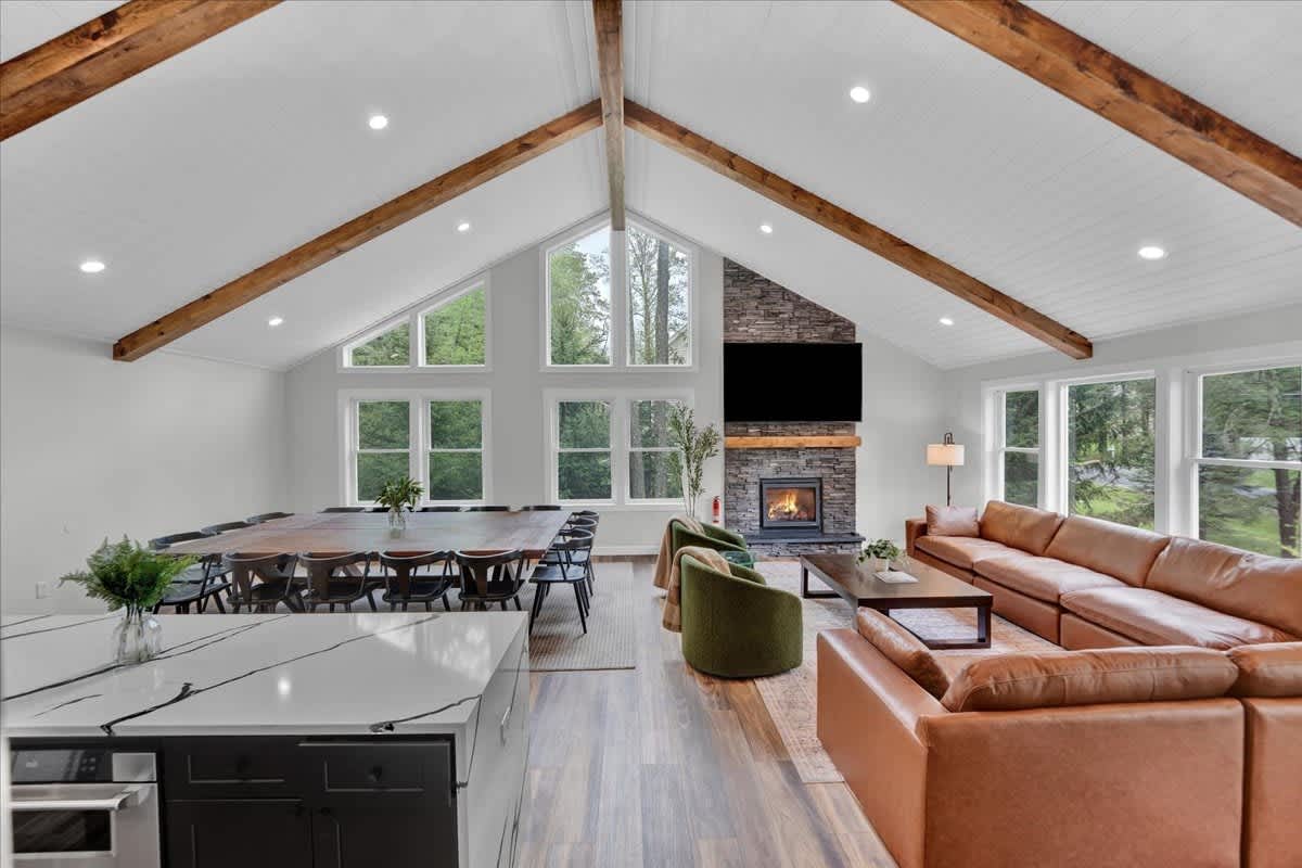 Modern Spacious Chalet | Hot Tub | Firepit | Games — Blakeslee, PA — vacation rental