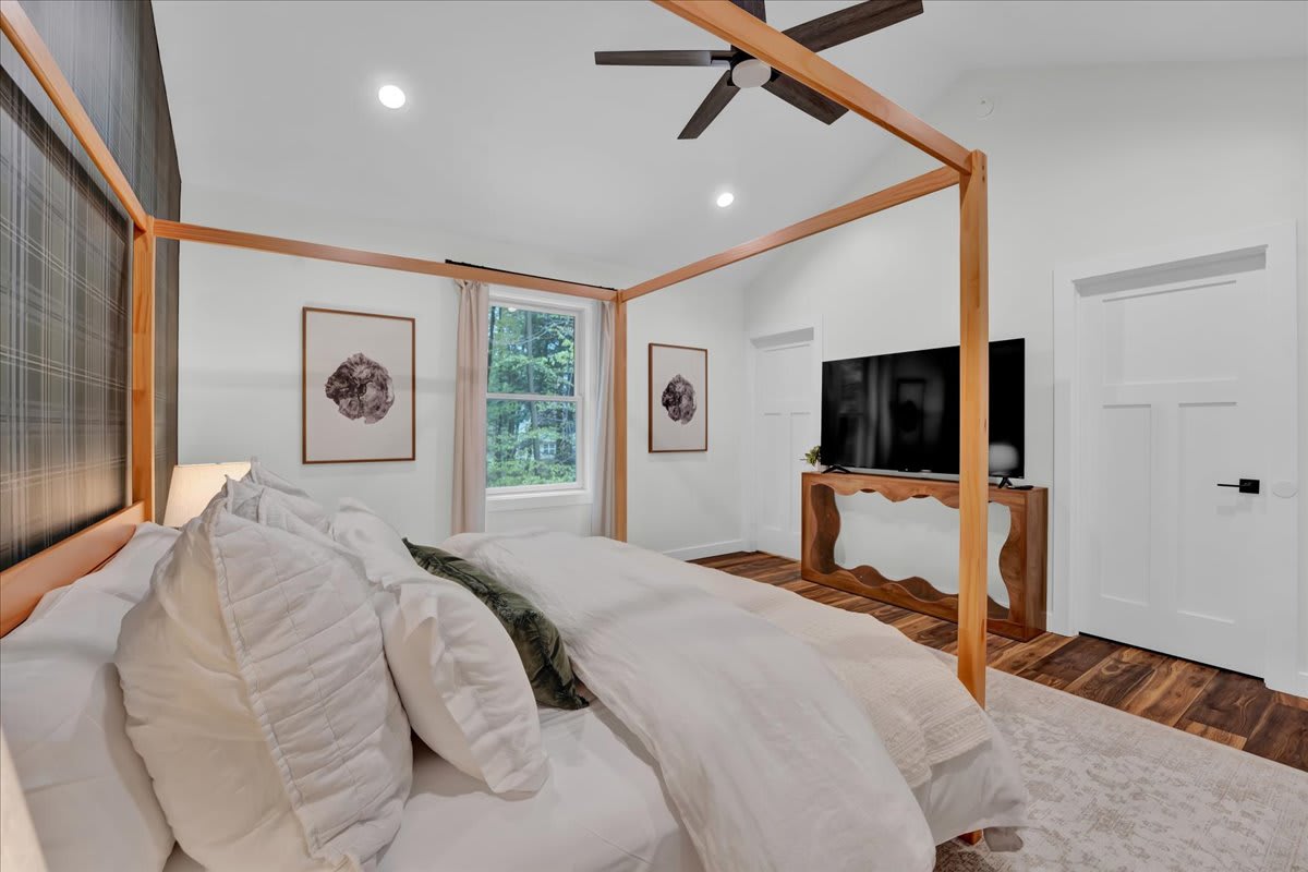 Modern Spacious Chalet | Hot Tub | Firepit | Games