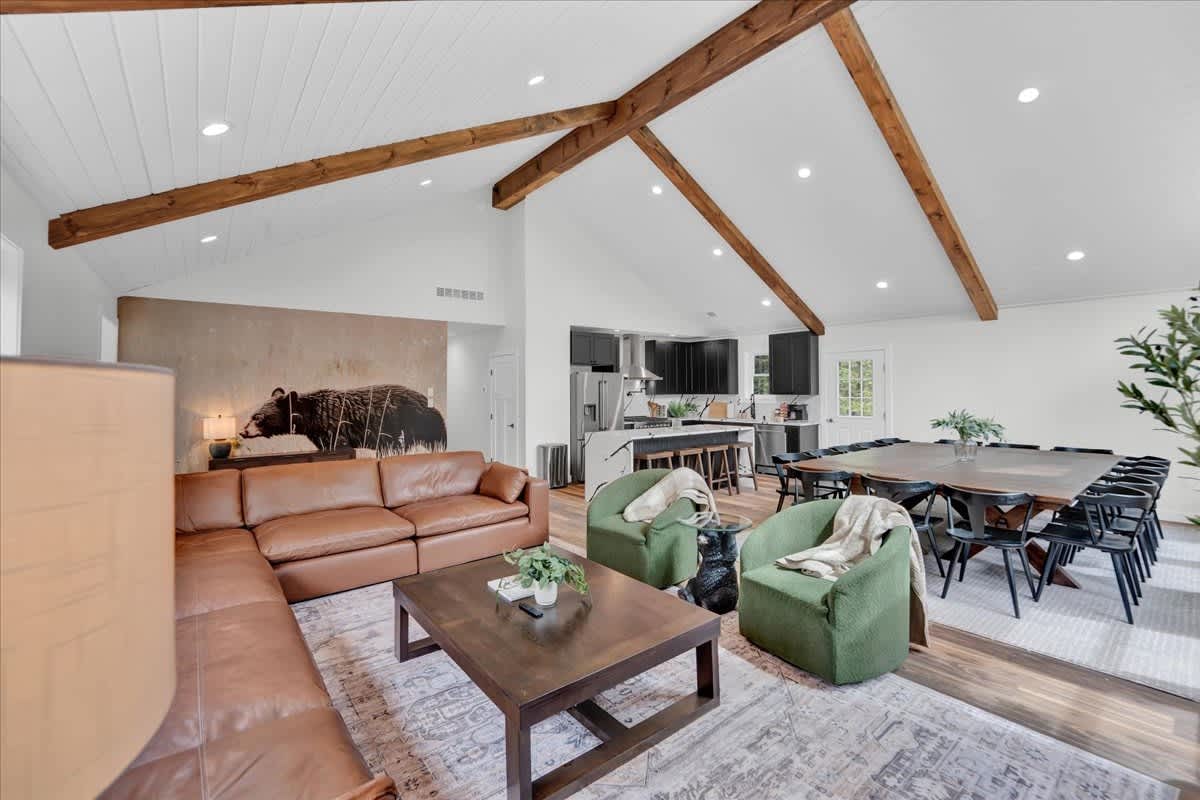 Modern Spacious Chalet | Hot Tub | Firepit | Games