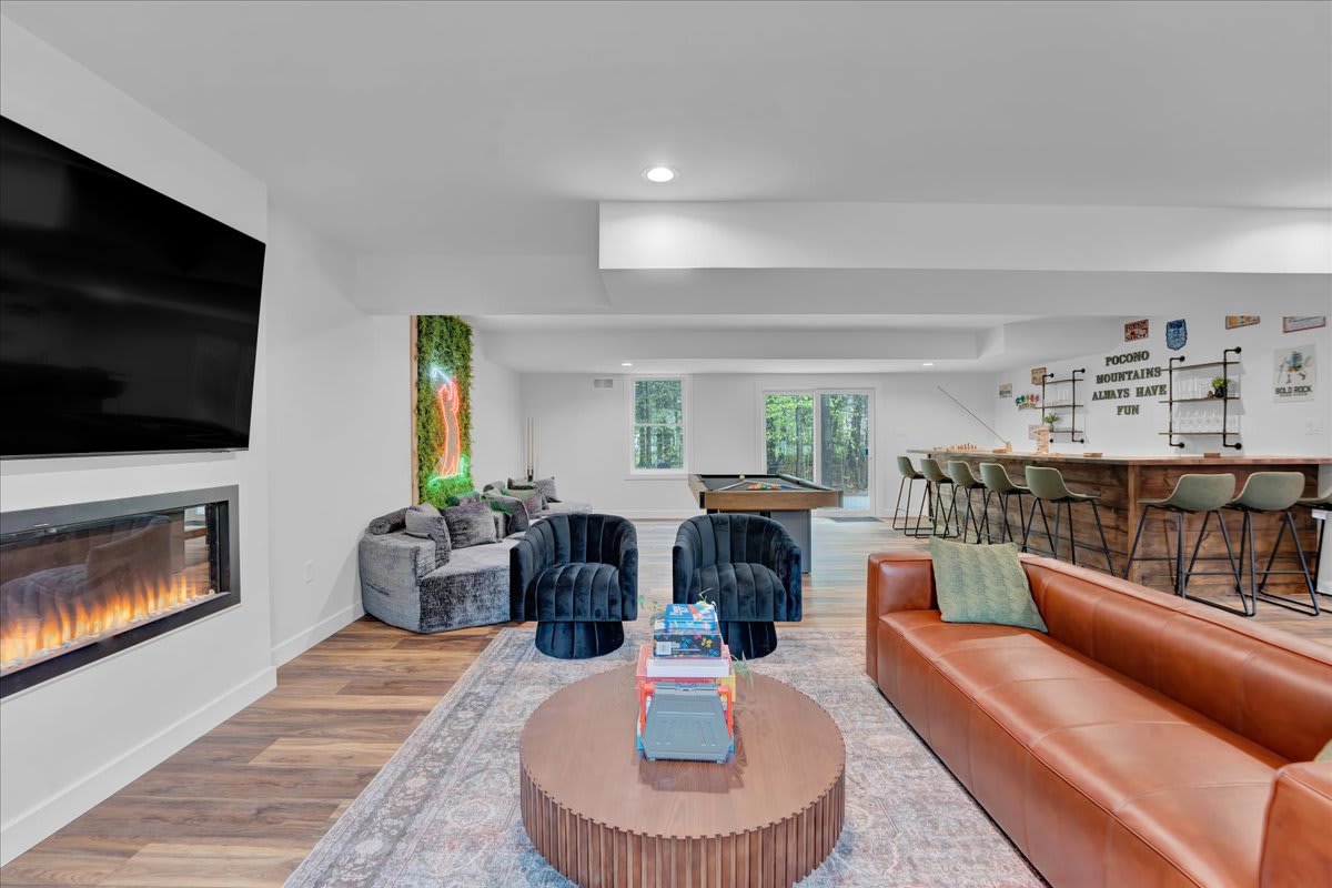 Modern Spacious Chalet | Hot Tub | Firepit | Games