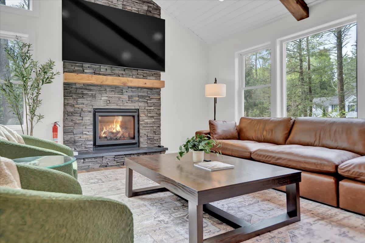 Modern Spacious Chalet | Hot Tub | Firepit | Games