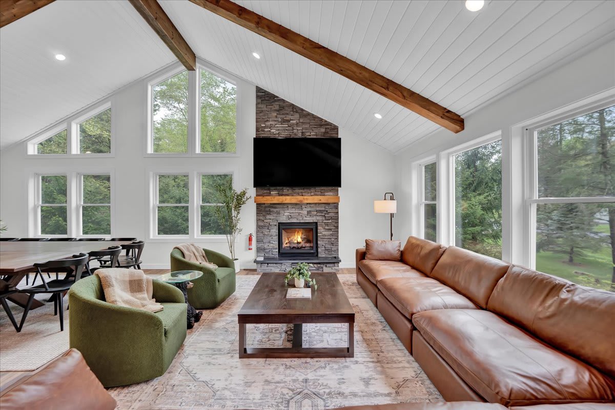 Modern Spacious Chalet | Hot Tub | Firepit | Games