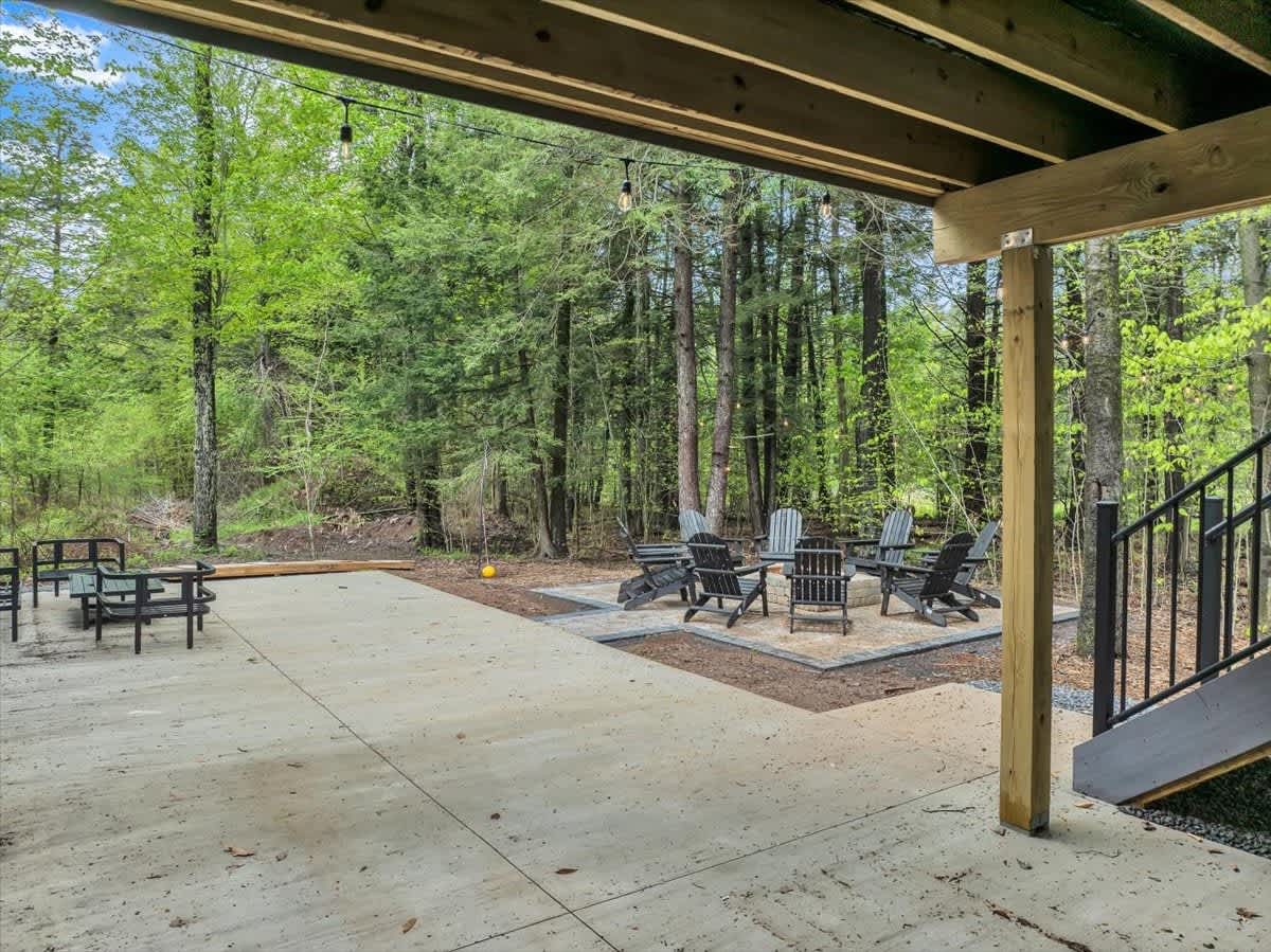Modern Spacious Chalet | Hot Tub | Firepit | Games