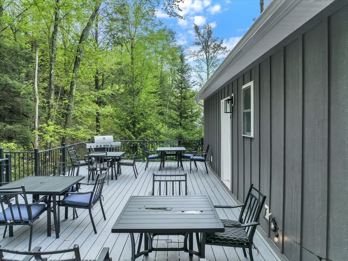 Modern Spacious Chalet | Hot Tub | Firepit | Games