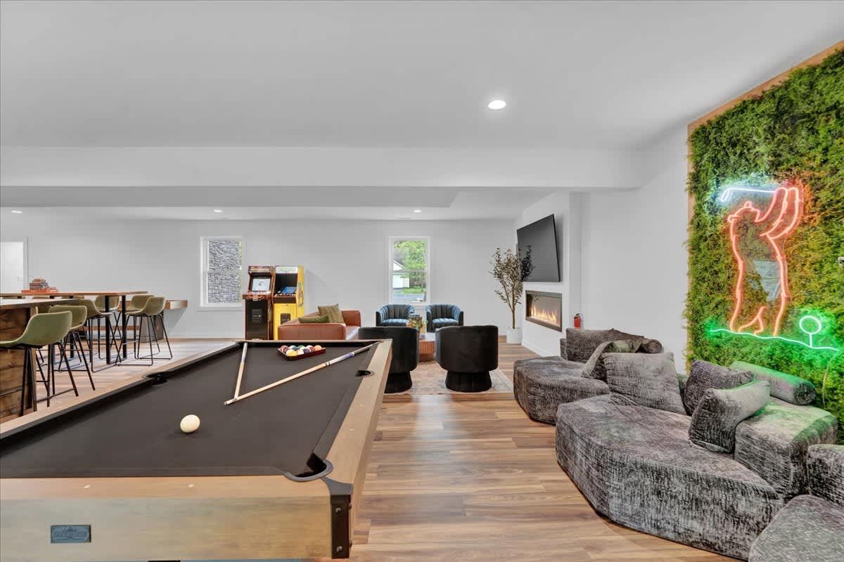 Modern Spacious Chalet | Hot Tub | Firepit | Games