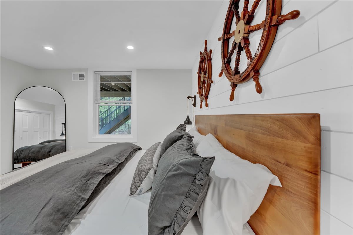 Modern Spacious Chalet | Hot Tub | Firepit | Games