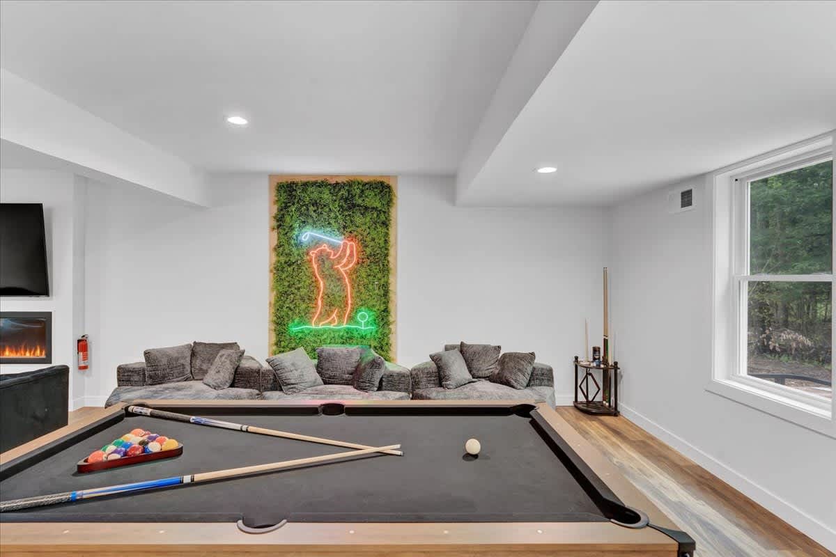 Modern Spacious Chalet | Hot Tub | Firepit | Games