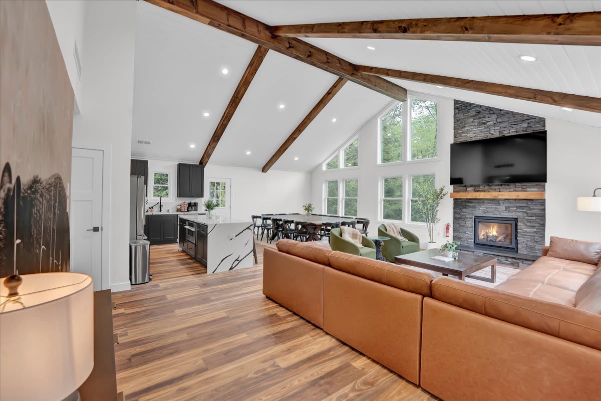 Modern Spacious Chalet | Hot Tub | Firepit | Games