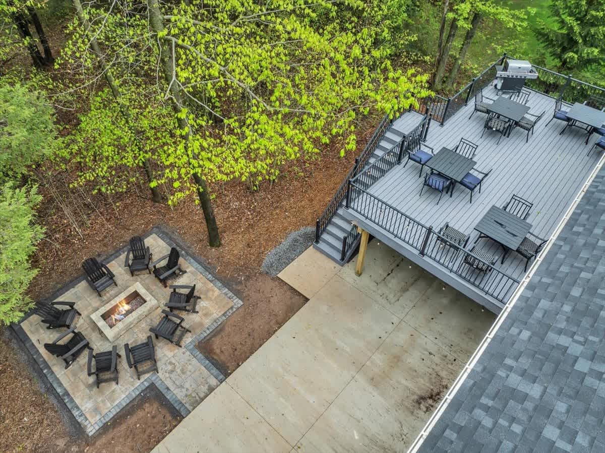 Modern Spacious Chalet | Hot Tub | Firepit | Games