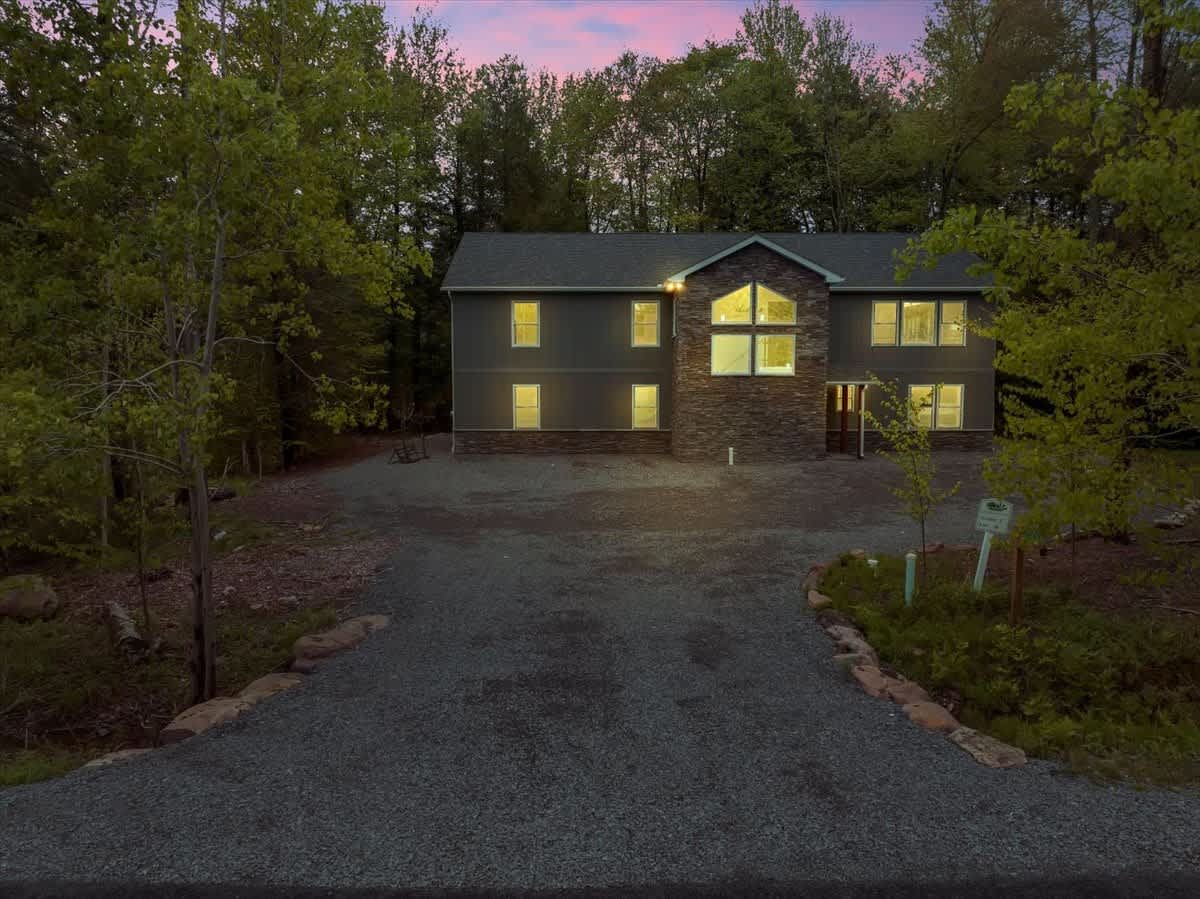 Modern Spacious Chalet | Hot Tub | Firepit | Games