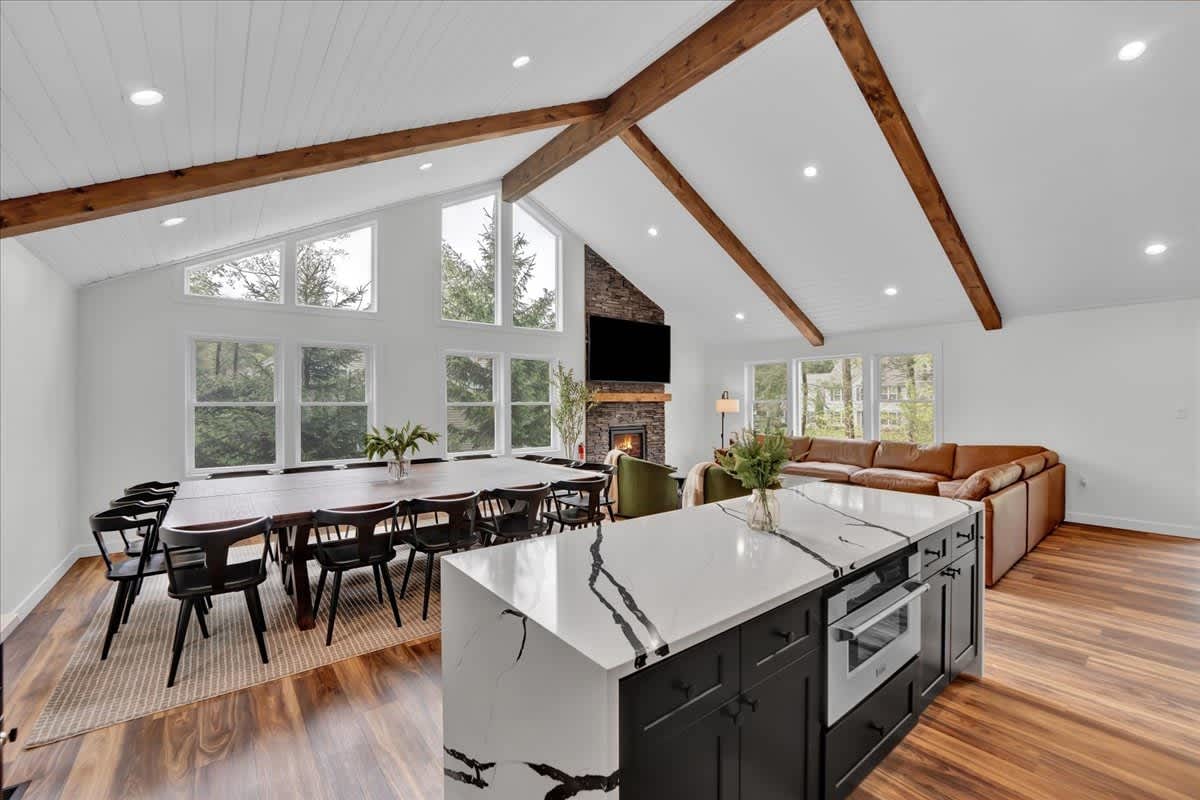 Modern Spacious Chalet | Hot Tub | Firepit | Games