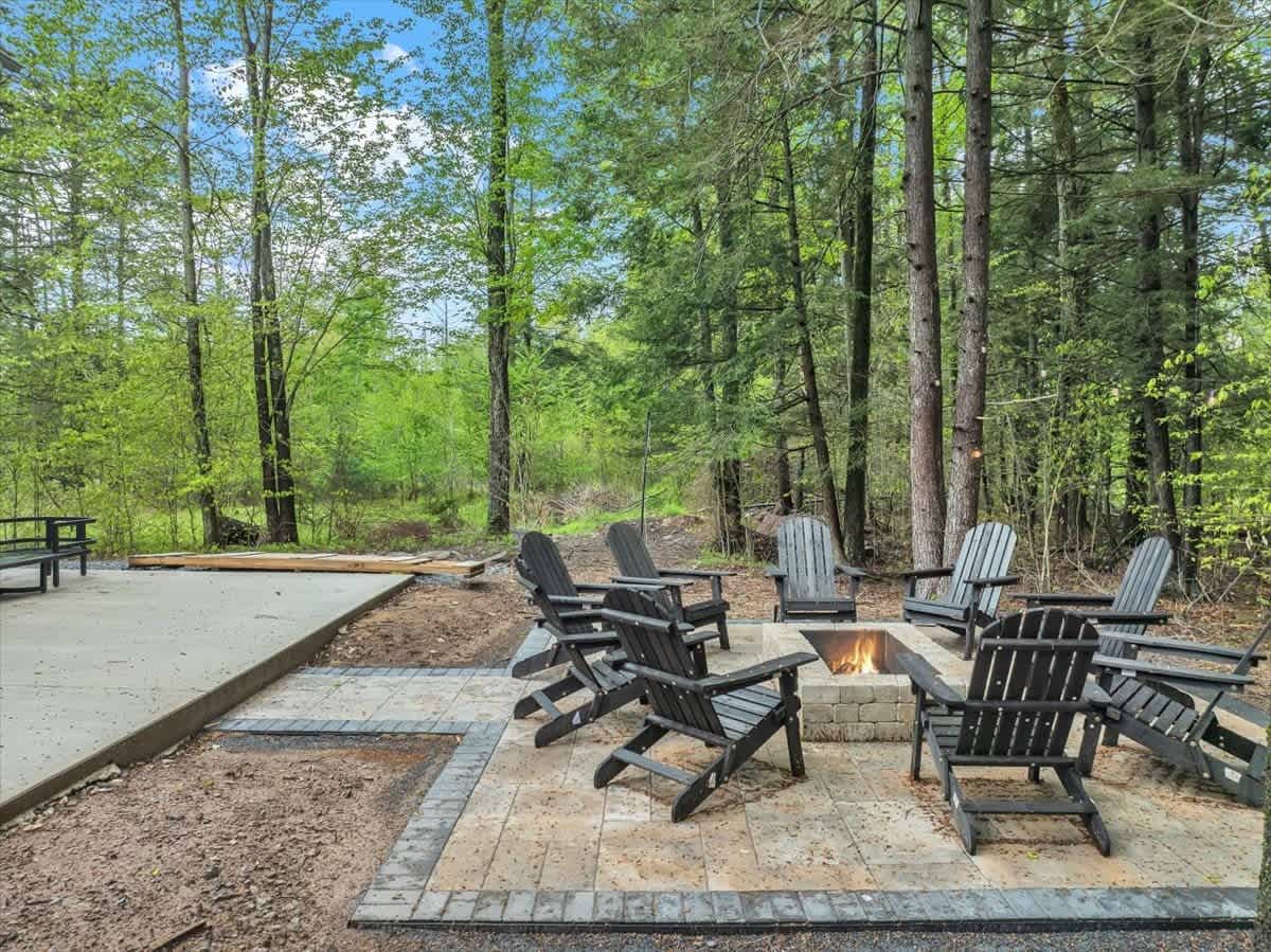 Modern Spacious Chalet | Hot Tub | Firepit | Games