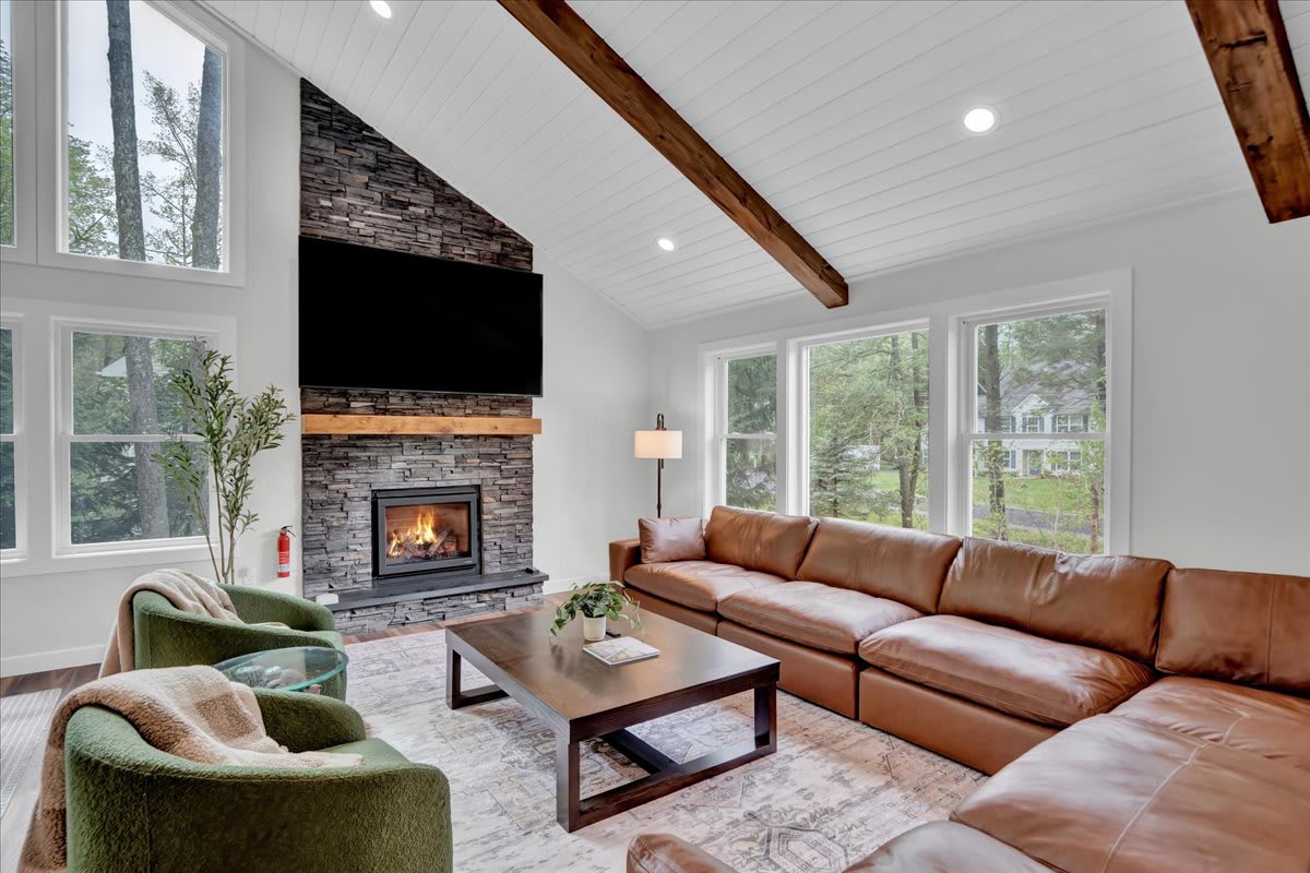Modern Spacious Chalet | Hot Tub | Firepit | Games