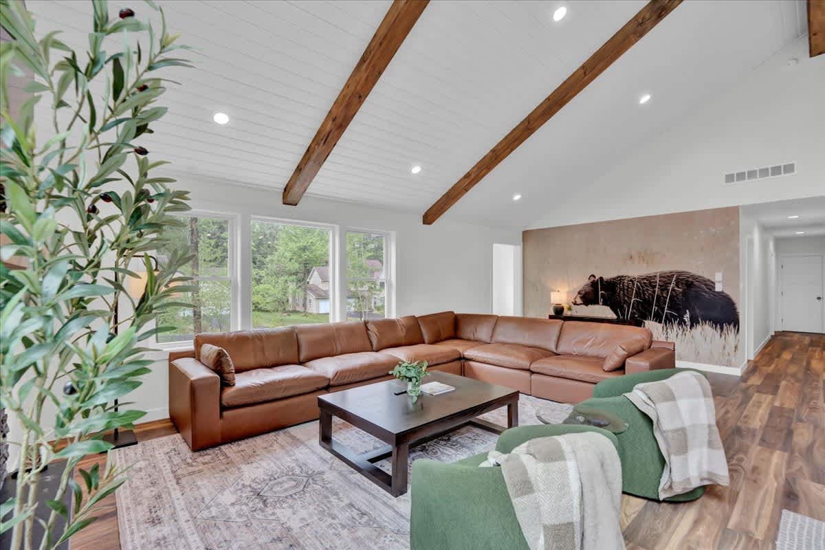 Modern Spacious Chalet | Hot Tub | Firepit | Games