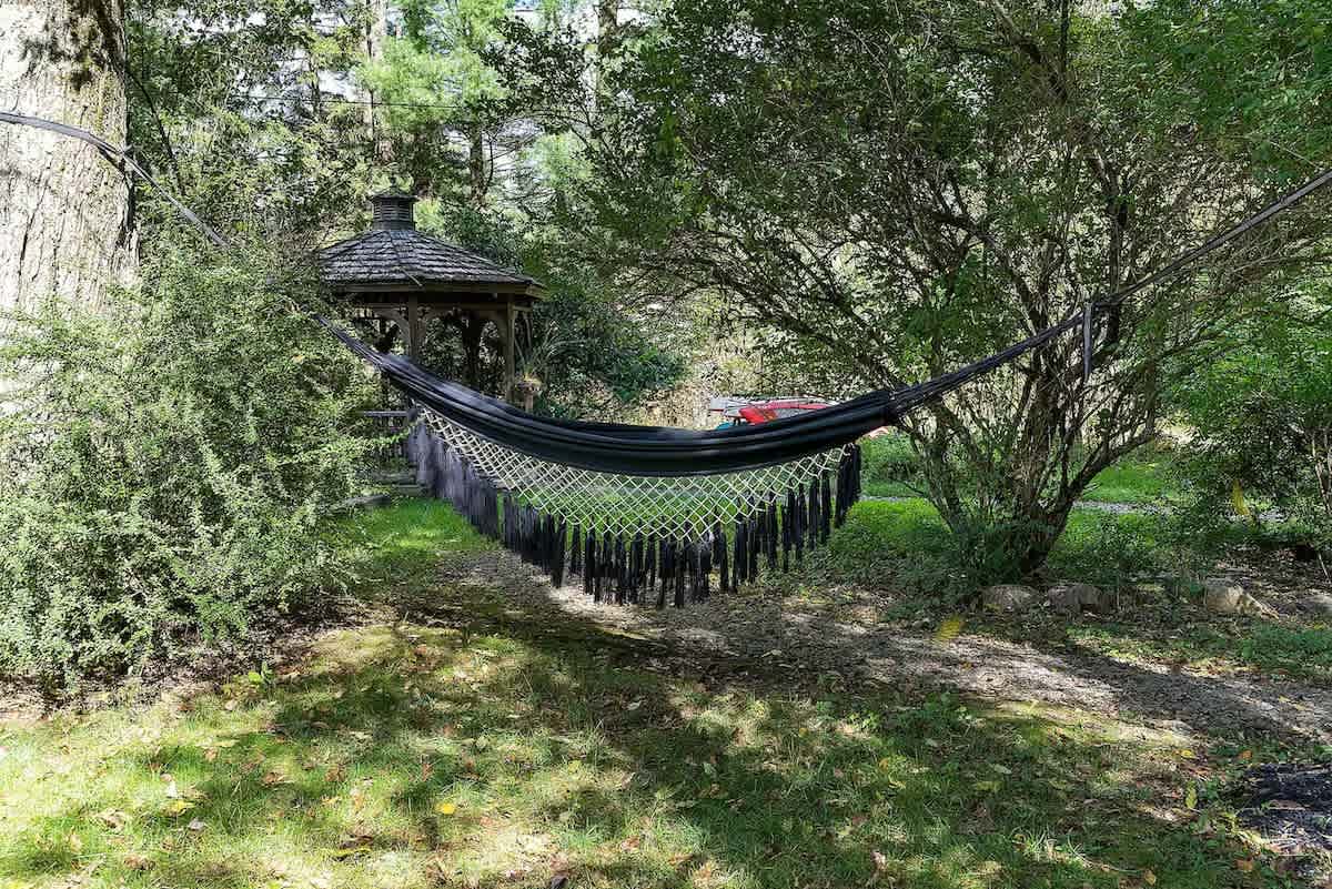 Romantic Pocono Bungalow in the Pines | Firepit