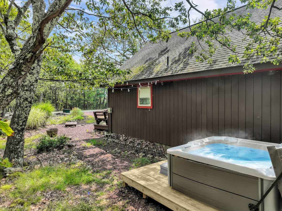 Skye Chalet |  Lake Harmony Gem | HotTub | Firepit