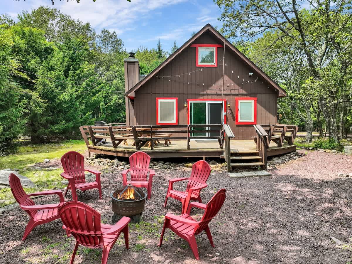 Skye Chalet |  Lake Harmony Gem | HotTub | Firepit — Lake Harmony, PA — vacation rental