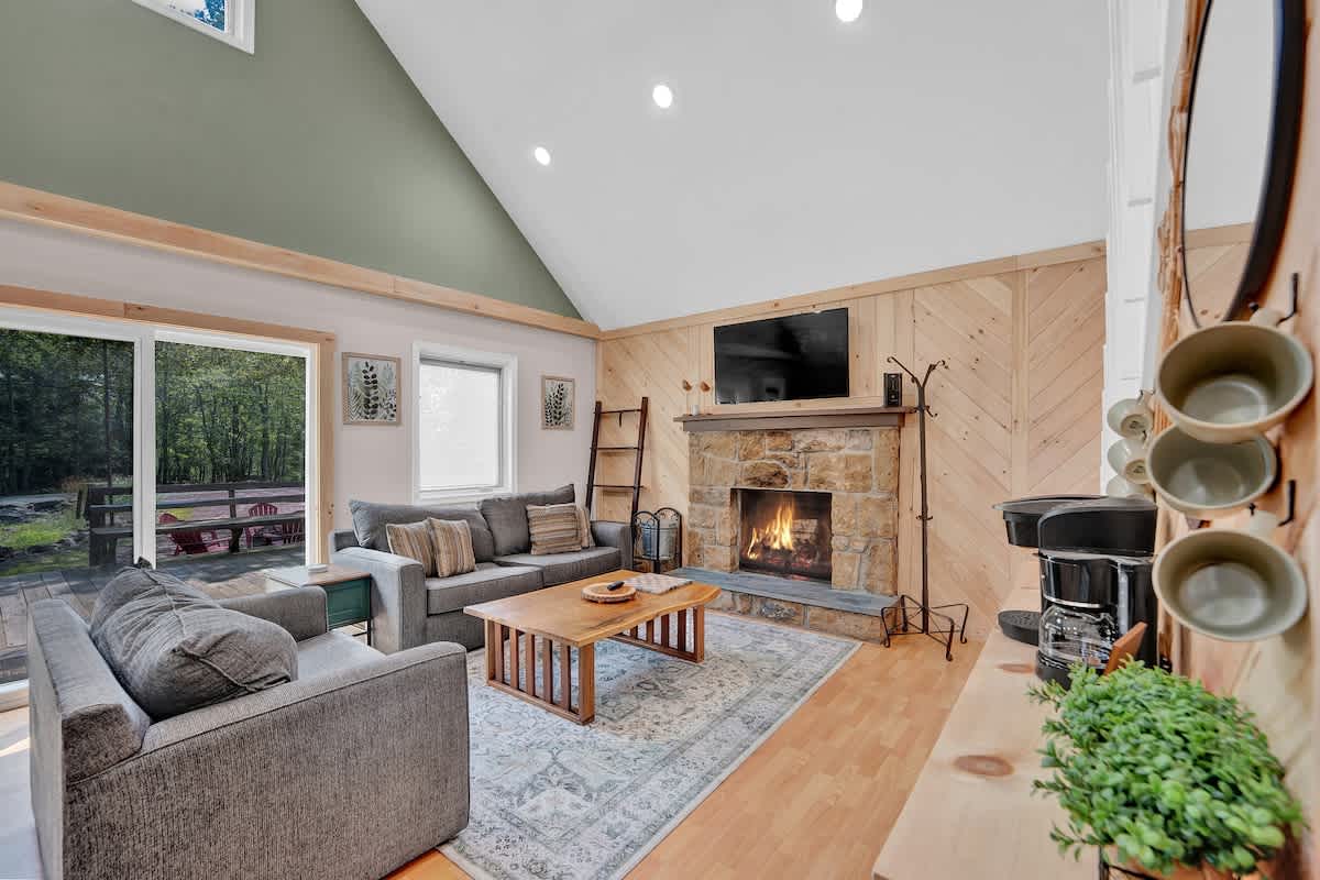 Skye Chalet |  Lake Harmony Gem | HotTub | Firepit