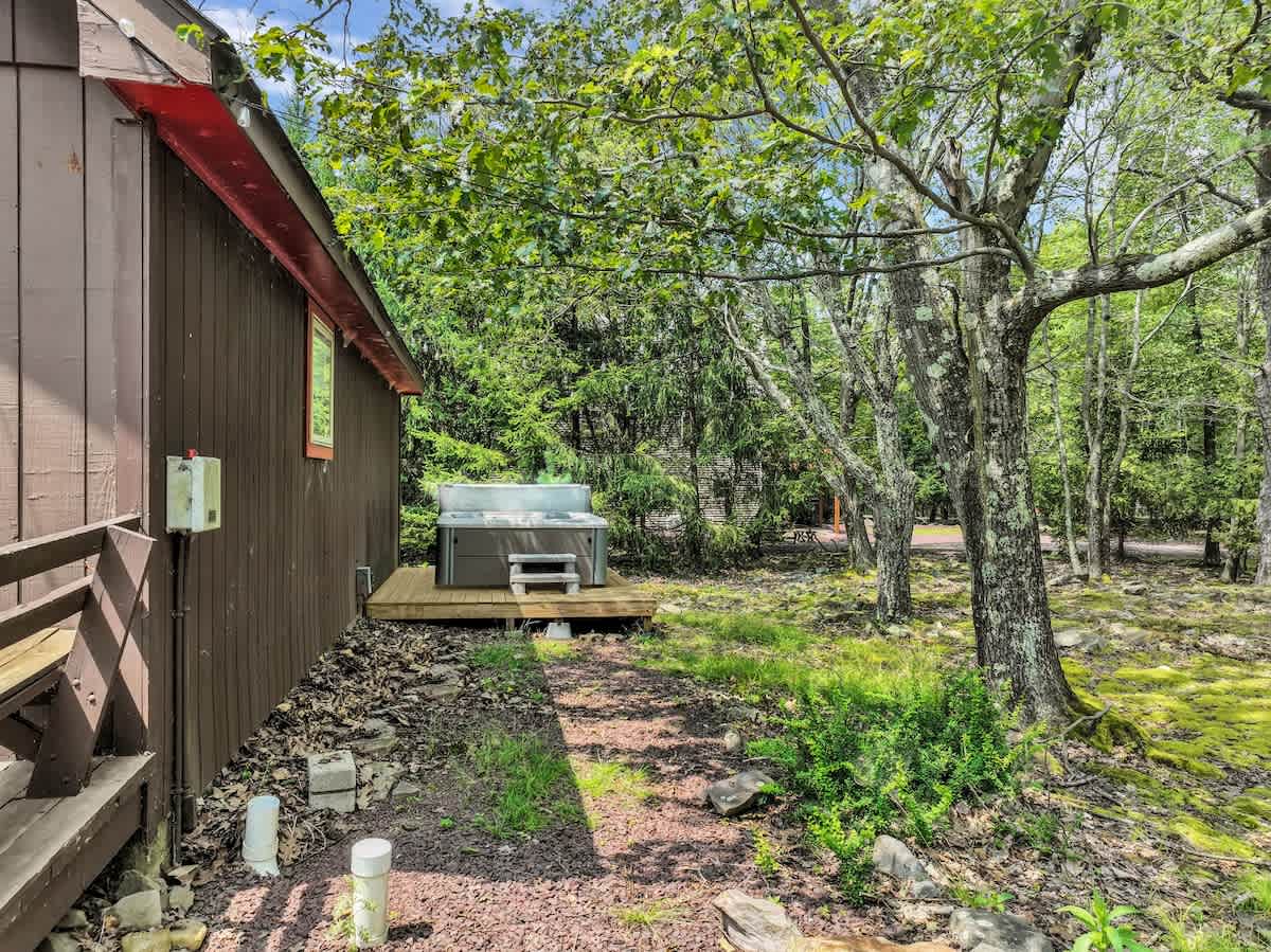 Skye Chalet |  Lake Harmony Gem | HotTub | Firepit