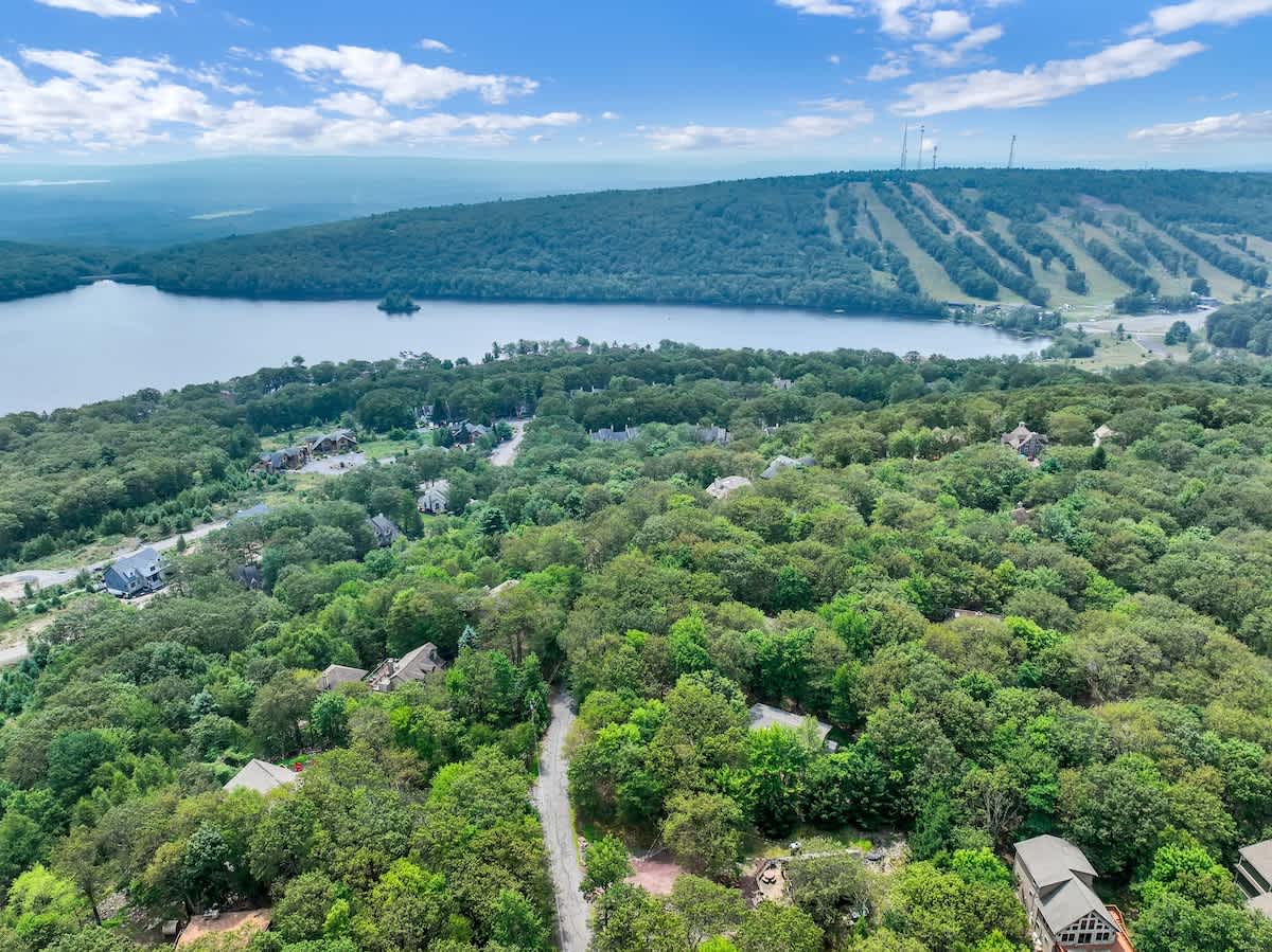 Skye Chalet |  Lake Harmony Gem | HotTub | Firepit