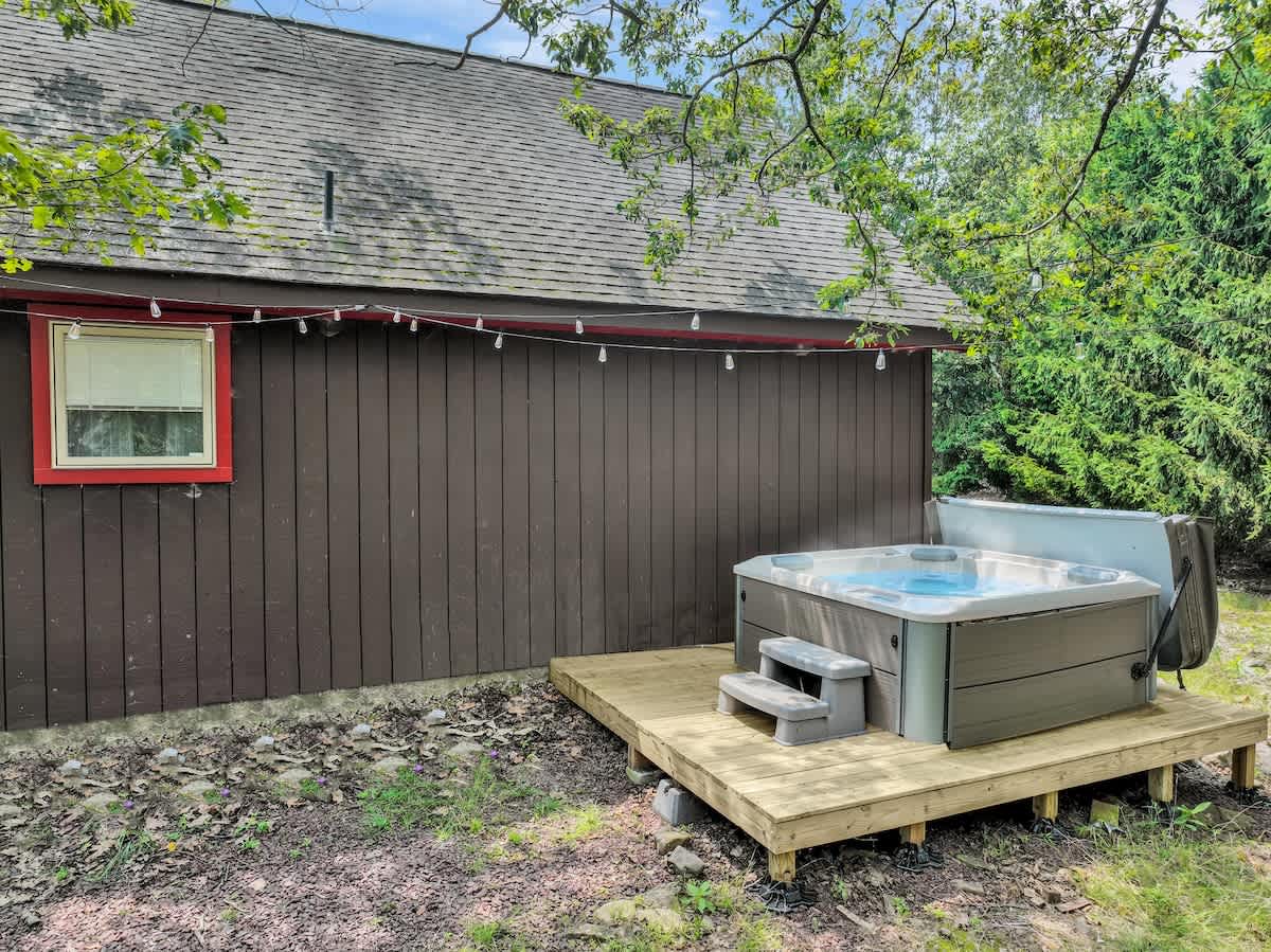 Skye Chalet |  Lake Harmony Gem | HotTub | Firepit