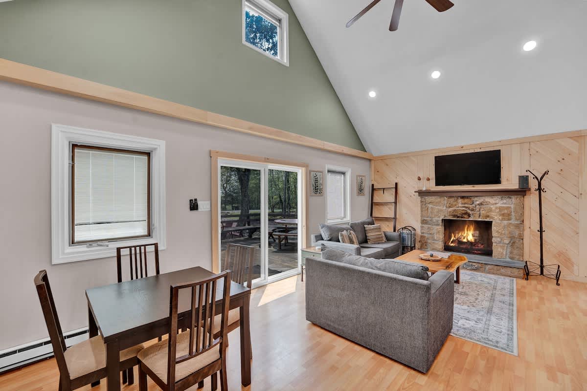 Skye Chalet |  Lake Harmony Gem | HotTub | Firepit