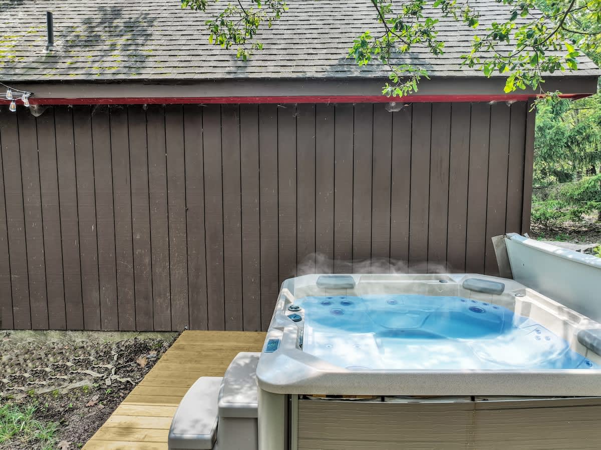 Skye Chalet |  Lake Harmony Gem | HotTub | Firepit