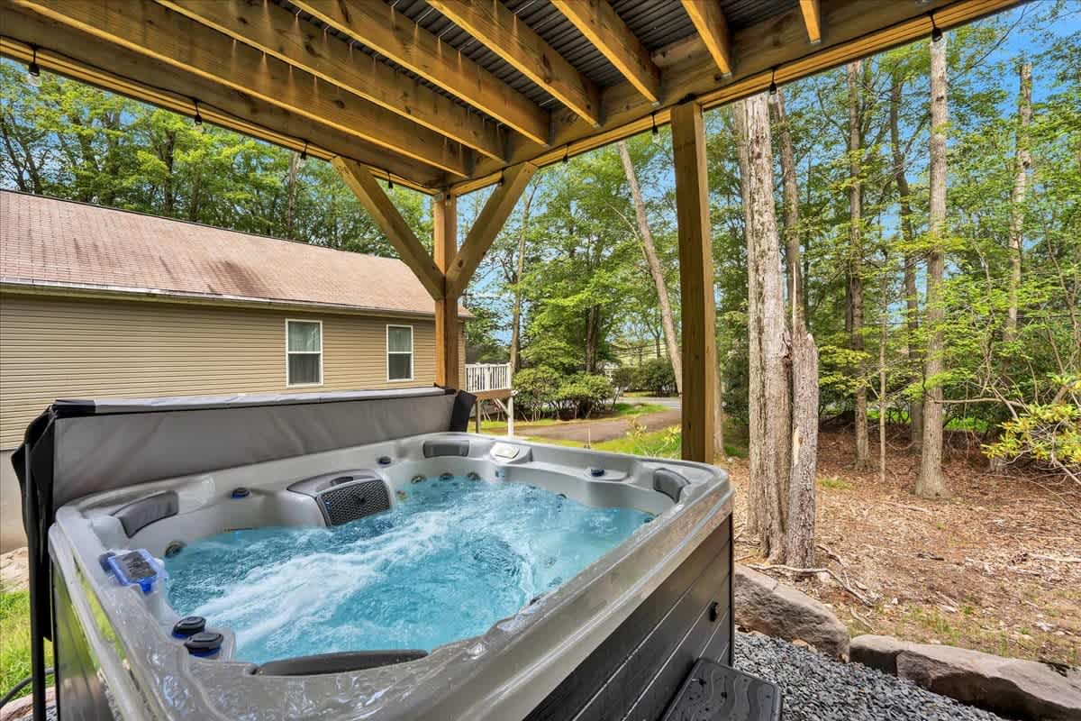 NEW Modern Lake Harmony Chalet | HotTub | Firepit