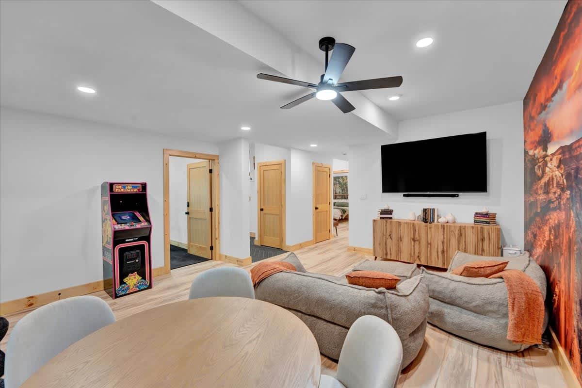 NEW Modern Lake Harmony Chalet | HotTub | Firepit