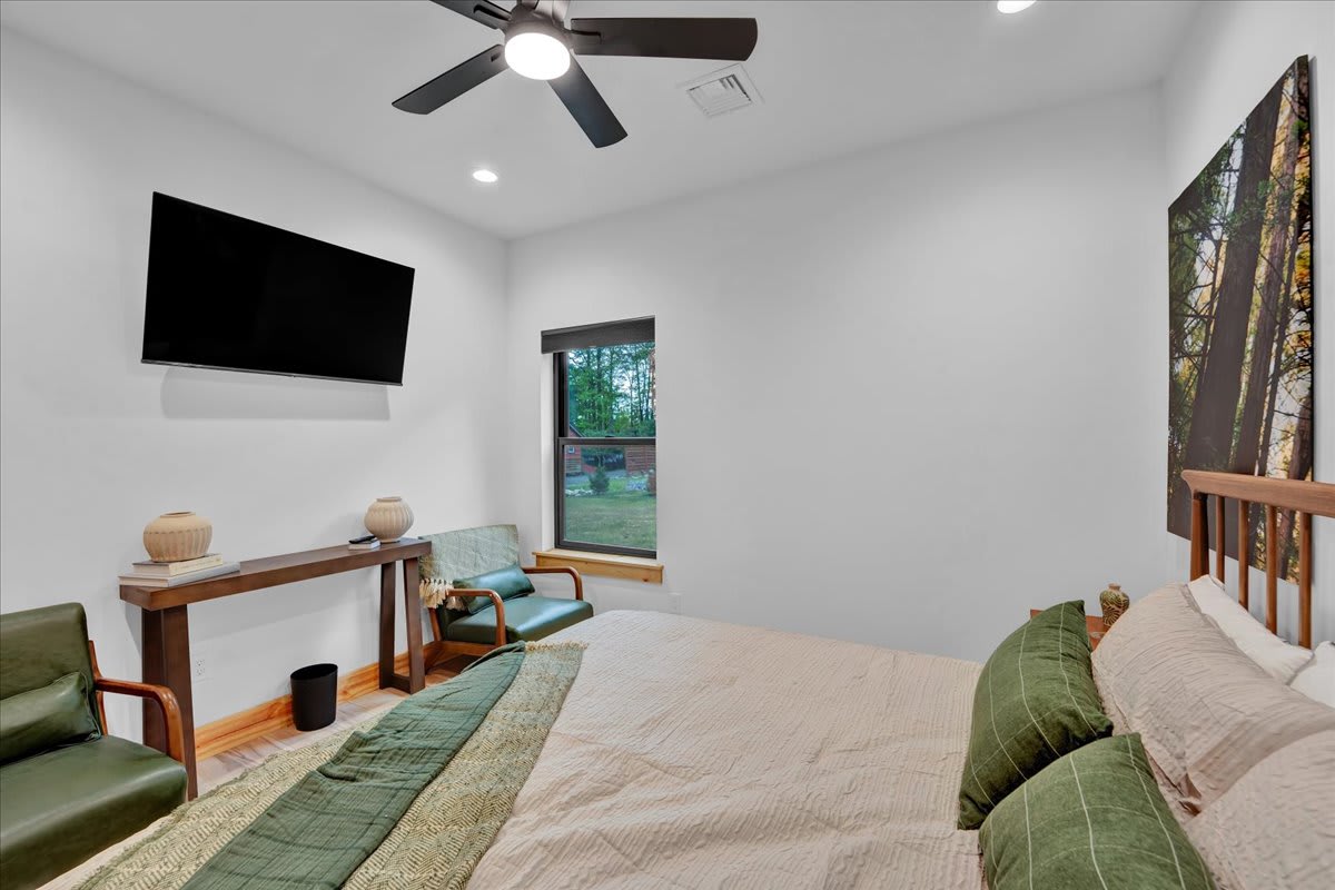 NEW Modern Lake Harmony Chalet | HotTub | Firepit