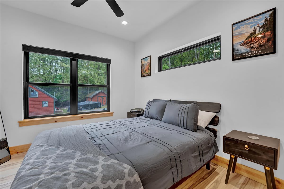 NEW Modern Lake Harmony Chalet | HotTub | Firepit