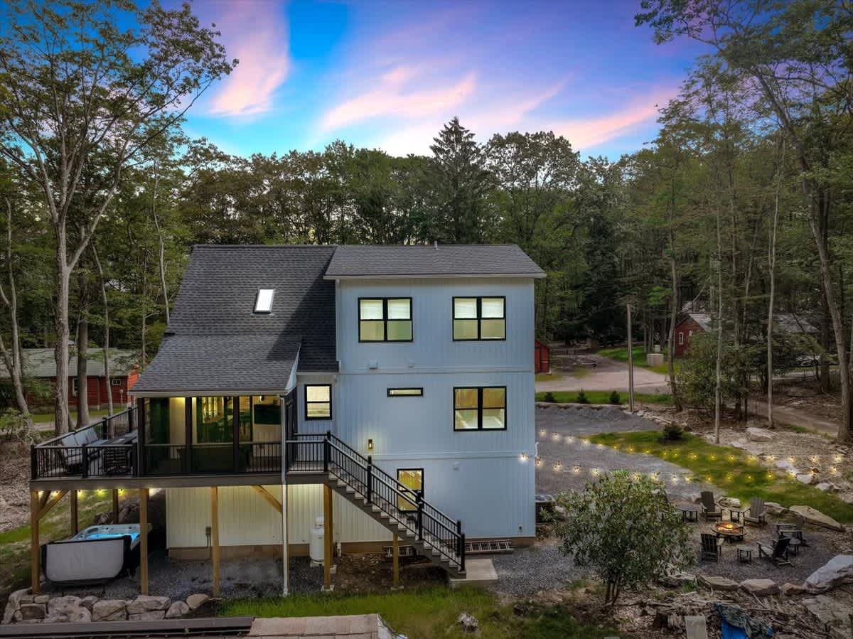NEW Modern Lake Harmony Chalet | HotTub | Firepit