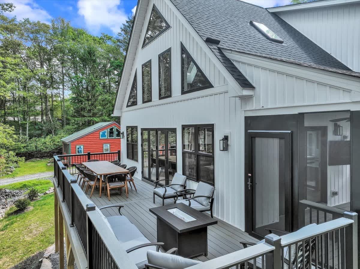 NEW Modern Lake Harmony Chalet | HotTub | Firepit
