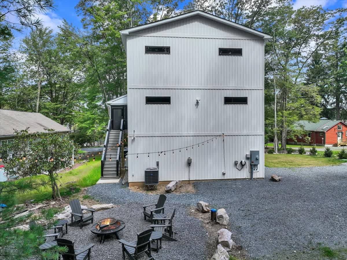 NEW Modern Lake Harmony Chalet | HotTub | Firepit