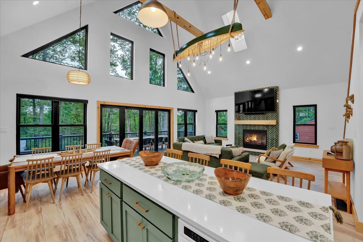 NEW Modern Lake Harmony Chalet | HotTub | Firepit