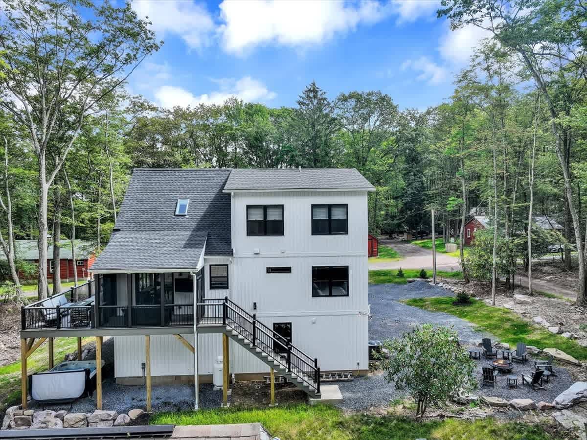 NEW Modern Lake Harmony Chalet | HotTub | Firepit