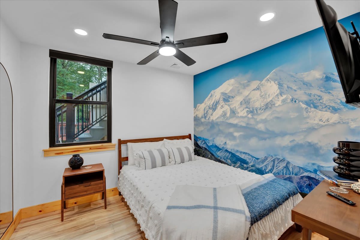 NEW Modern Lake Harmony Chalet | HotTub | Firepit