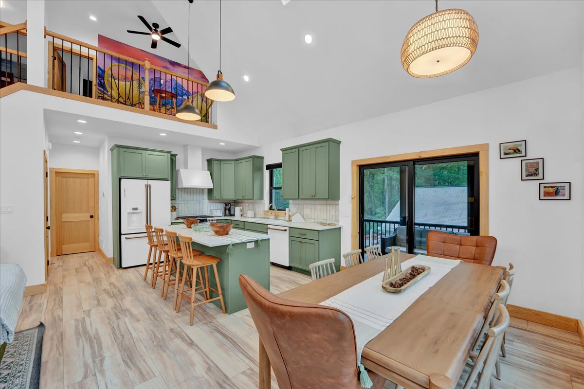 NEW Modern Lake Harmony Chalet | HotTub | Firepit