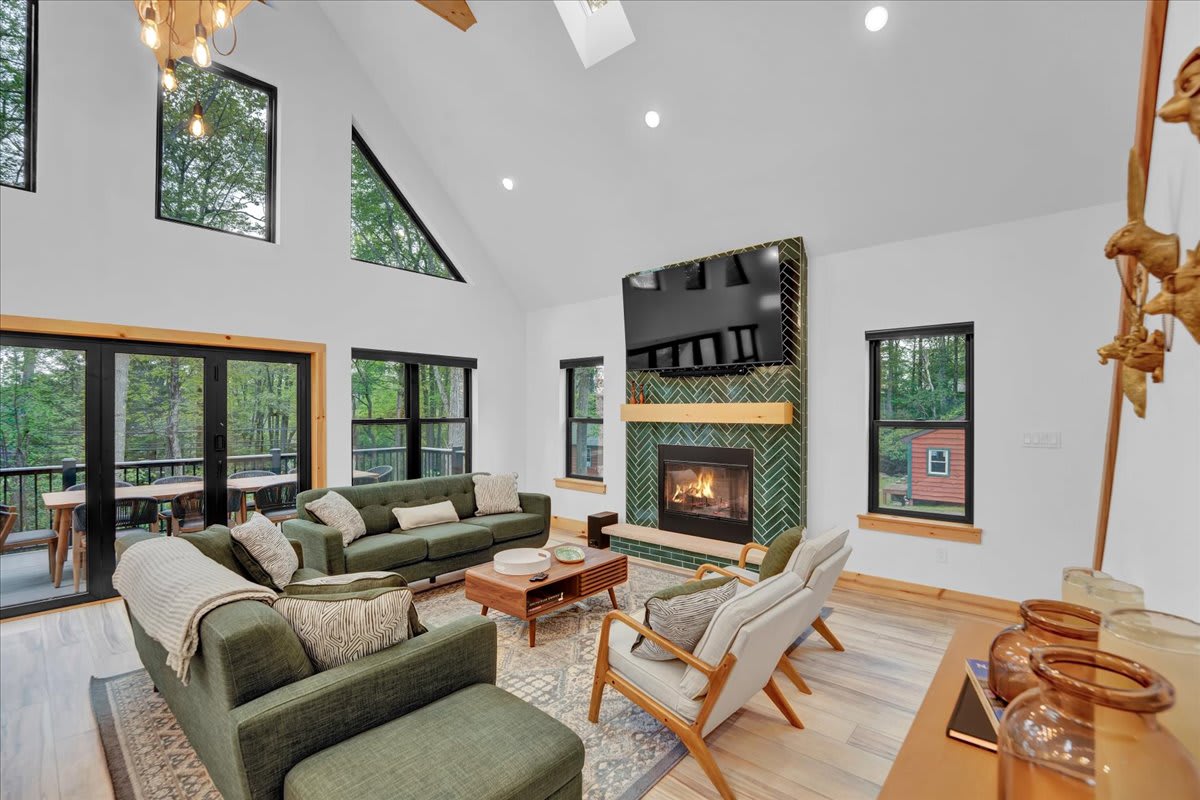 NEW Modern Lake Harmony Chalet | HotTub | Firepit