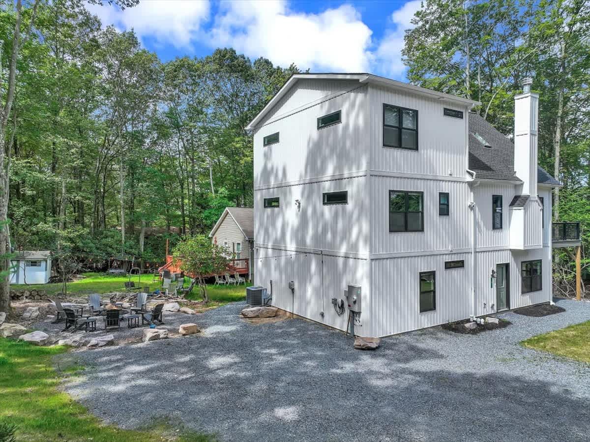 NEW Modern Lake Harmony Chalet | HotTub | Firepit