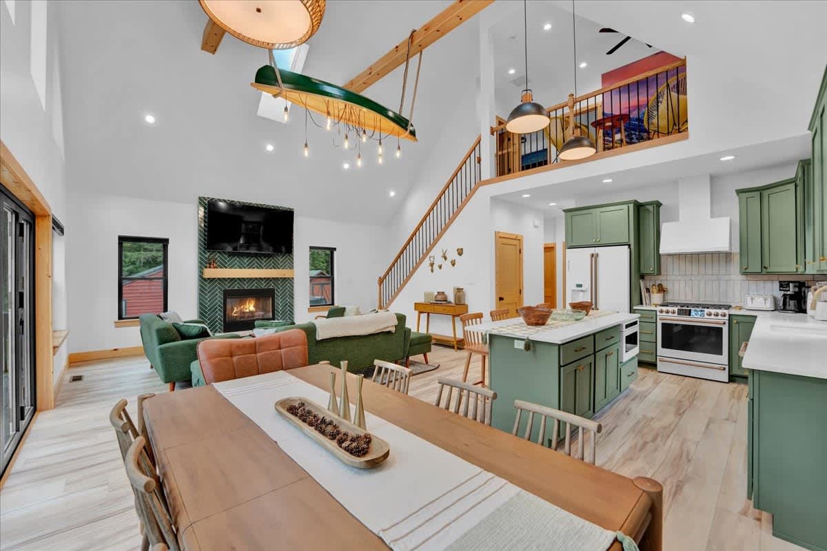 NEW Modern Lake Harmony Chalet | HotTub | Firepit