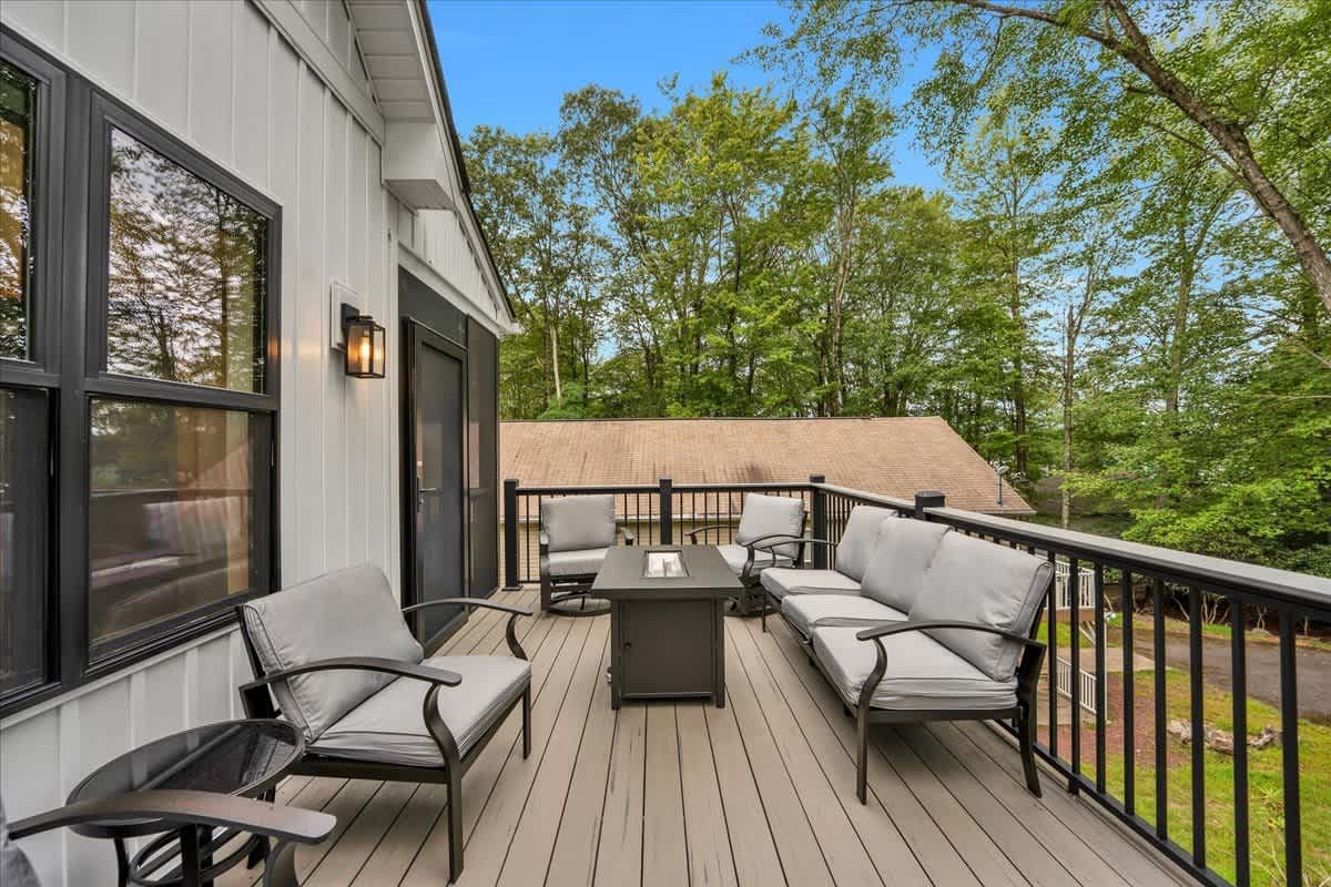 NEW Modern Lake Harmony Chalet | HotTub | Firepit